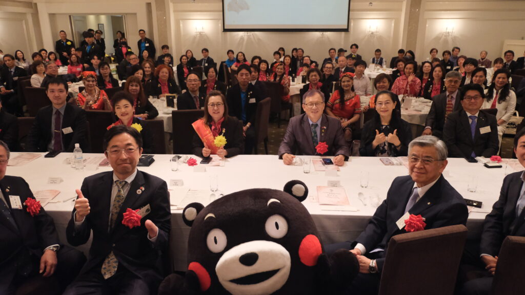 台灣國際美食創新交流協會熊本分會成立，日本創會會長錢妙玲、總會長何淑子、駐日代表處農業組組長王清要、熊本縣知事木村敬，以及特別來賓「熊本熊」到場支持。