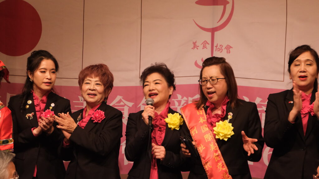 會長們上台演唱