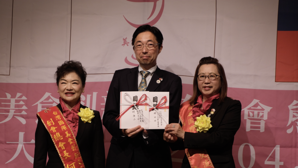 該會捐贈等額200萬日圓點心予當地兒童食堂，木村知事特別表示感謝。（左：總會長何淑子；中：熊本縣知事木村敬；右：創會會長錢妙玲）