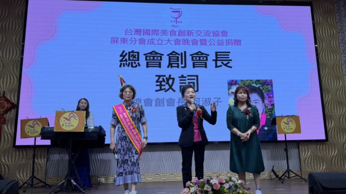 左起蘇玉花創會長、何淑子總會長、第一副會長鄭秀填
